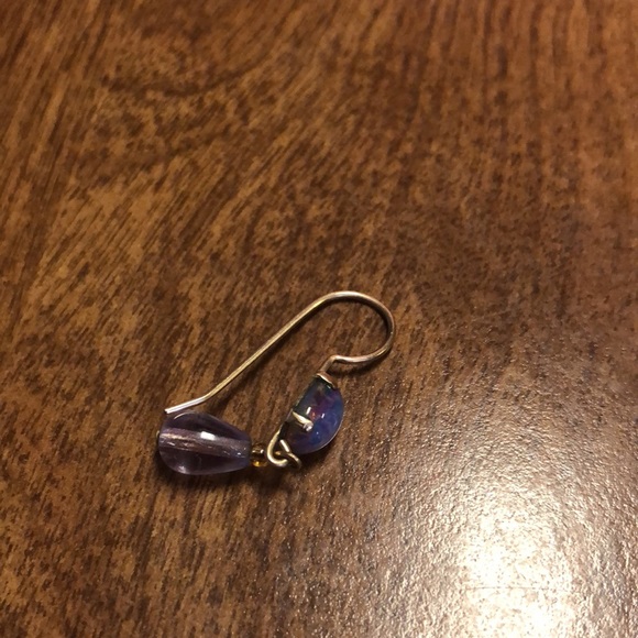 (1) Costume Earring - Picture 3 of 4